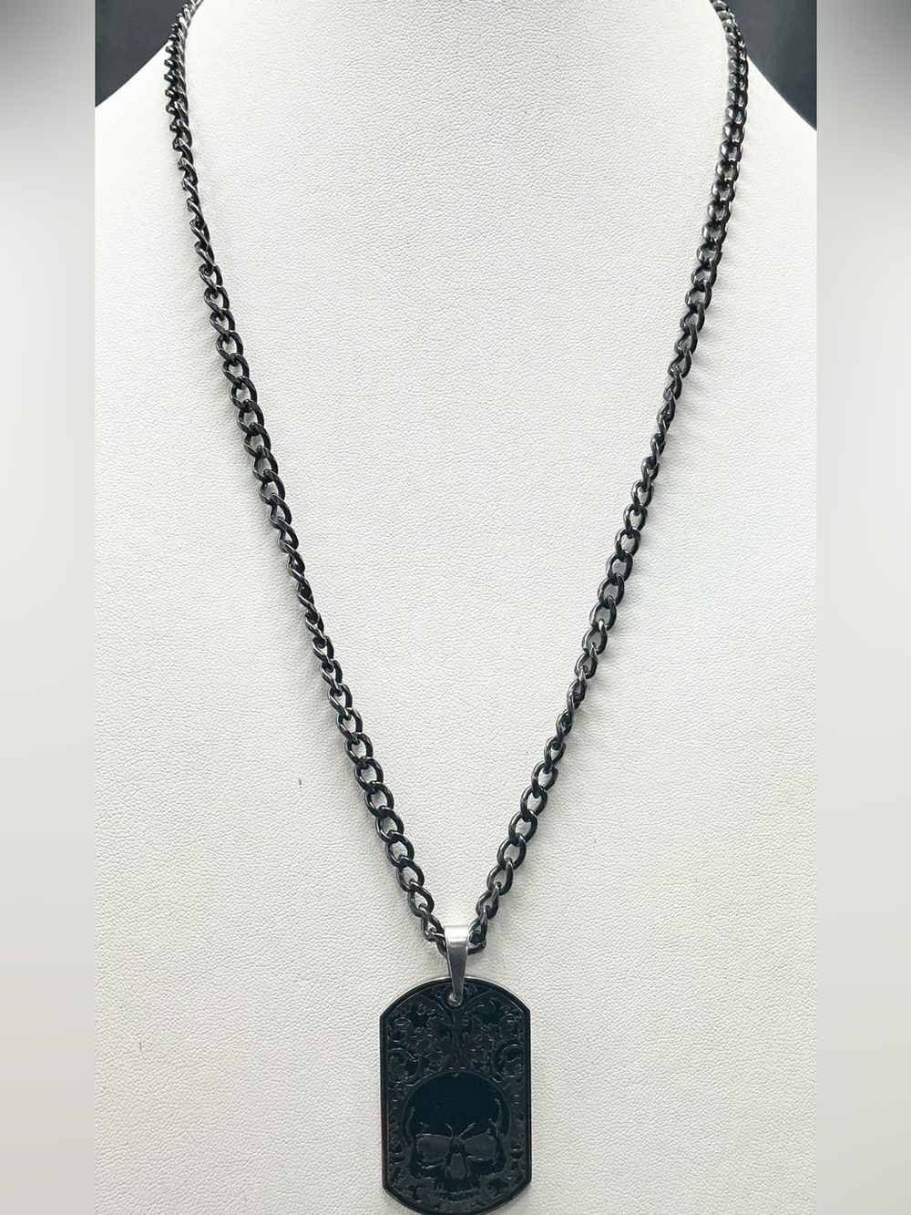 MEN’S BLACK AND GUNMETAL DOG TAG STYLE SKULL NECKLACE